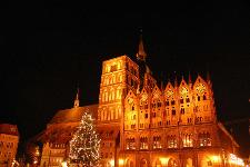 Deutschland, Mecklenburg Vorpommern, Vorpommern, Stralsund, Hansestadt, "Tor zur Insel Rügen", Rathaus, Nikolaikirche, Advent, Weihnachten, Winter