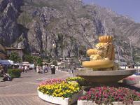 Italien, Lombardei, Oberitalienische Seen, Gardasee, Lago di Garda, Limone, Limone sul Garda, Brunnen an der Seepromenade
